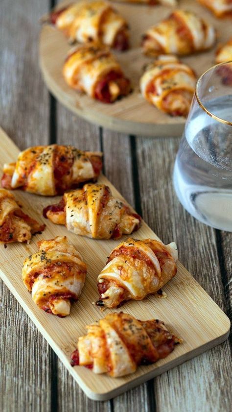 Croissant Pizza, Recept Sandwiches, Pizza Croissant, Toast Aperitif, Mini Croissants, Sauce Tomate, Birthday Food, Daily Meals, Wedding Food