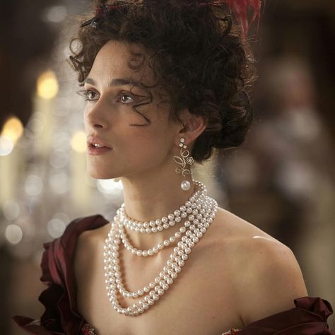 Gorgeous jewelry from the movie Anna Karenina ❤❤❤These Chanel jewels were worn by actress Keira Knightley and also by Jacqueline Durran (the costume deisgner of the movie) during the Oscars in 2013 ☺#annakarenina #chanel #jewels #keiraknightley #jacquelinedurran Anna Karenina Movie, Anna Karenina 2012, Kiera Knightly, Elizabeth Swann, Keira Knightly, Fritz Lang, Anna Karenina, Mia 3, Costume Drama