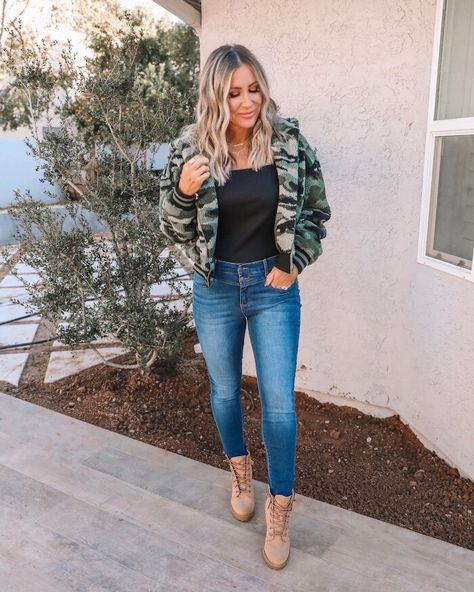 Tan Combat Boot Outfits, Tan Combat Boots Outfit, Camo Jacket Outfit, Tan Combat Boots, Combat Boot Outfit, Perfect Winter Outfit, 40 Fashion Women, Gala Fashion, 40 Fashion