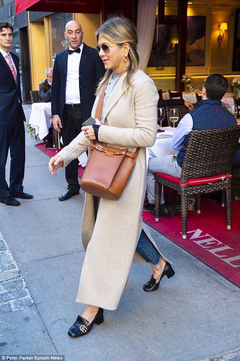 Jennifer Aniston wraps up in coat and jeans in NYC Jennifer Aniston Shoes, Low Heels Outfit, Jennifer Anniston Style, Jennifer Aniston Style, Jenifer Aniston, Jen Aniston, Gucci Pumps, Clothing Staples, Beige Coat