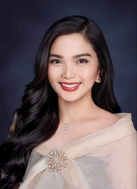 Graduation Picture Hairstyles, Filipiniana Hairstyle, Graduation Look Makeup, Grad Hairstyles, Graduation Look, Hair Formal, Filipiniana Dress, Grad Pic, Graduation Picture