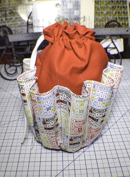 How to Make a Bingo Bag - Diy Bingo Bag Pattern Free Sewing, How To Make A Bingo Bag, Bingo Dauber Bag Pattern Free, Bingo Bags Pattern Free, Diy Bingo Bag, Bingo Bag Pattern, Bingo Bags, Sewing Bag Patterns, Missouri Quilt Tutorials