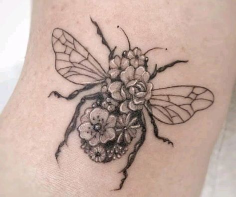 79 Tattoo, Tatoo Ring, Bee And Flower Tattoo, Queen Bee Tattoo, Honeycomb Tattoo, Bumble Bee Tattoo, Earth Tattoo, Tatuaje A Color, Knee Tattoo