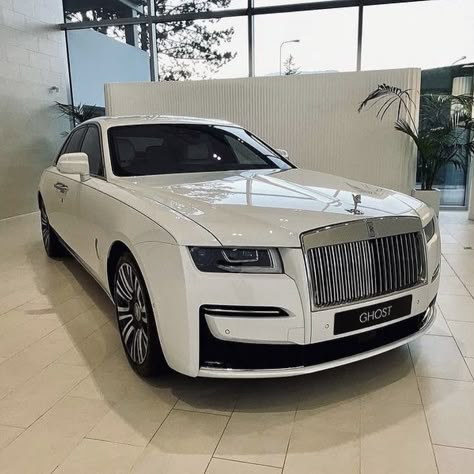 Rolls Royce Ghost White, Luxury Van, Ghost White, Luxury Rv, Classy Cars, White Queen, Pretty Cars, Future Car, Car Car