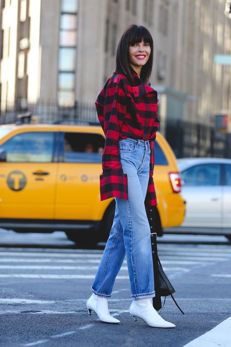 The Fall Bootie That Fashion Editors Are Replacing Their Suede Ones For #refinery29  http://www.refinery29.com/white-boots#slide-1  Our favorite versions come in a little kitten heel and a pointed toe.... Heels Boots Outfit, Crossing The Street, Jeans Heels Outfit, White Boots Outfit, Kitten Heel Boots, Jeans Outfit Women, White Kitten, New York Fashion Week Street Style, Nyfw Street Style