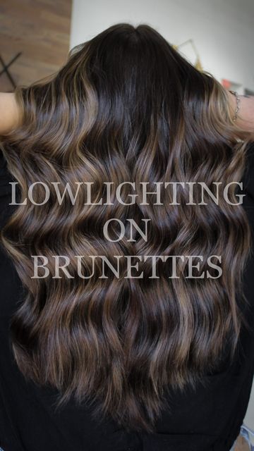 KRISTA | BALAYAGE + HAIR EDU on Instagram: "TIPS FOR LOWLIGHTING BRUNETTES 👇🏼 ❕Bold weaves❕ Taking a bold weave will create bold dimension. Fine lowlights on a darker base will disappear into the hair. ❕Pull your lowlight through the ends❕ Overtime brunettes tend to get warmer towards the ends of their hair due to the sun. I recommend pulling your lowlight through the ends to neutralize this warmth. ❕Formulate on level with natural color❕ Formulating on level with the natural color results Full Lowlights For Brunettes, Full Lowlights, Brunette Hair With Lowlights, Lowlights For Brunettes, Brunette Lowlights, Hair Lowlights, Hair Pull, Dimensional Brunette, Hair Education