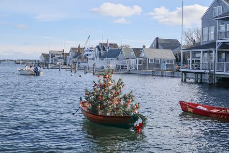 Nantucket Christmas Stroll: Everything You Need To Know (2023) - New England Wanderlust Nantucket Christmas, Brant Point Lighthouse, Christmas Getaways, Dress Appropriately, Nantucket, Main Street, Cape Cod, Best Hotels, Day Trip