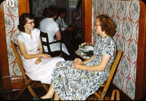 37 Amazing Color Photos of a Minnesota Family in the 1940s 1940s Housewife, Church Picnic, 1940s Photos, 1940s Outfits, Fashion 1940s, 1940s Dresses, Vintage Pinup, Man Photo, 1940s Fashion