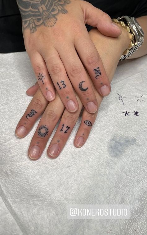 Finger Doodles, Cool Finger Tattoos, Tattoos Finger, Small Finger Tattoos, Finger Tattoo For Women, Finger Tats, Knuckle Tattoos, Finger Tattoo Designs, Handpoke Tattoo