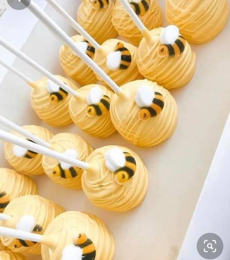 Bee Cake Pops, Bee Themed Birthday Party, Deco Cupcake, Bee Cake, Honey Bee Baby Shower, Bee Birthday Party, Bee Cakes, 귀여운 음식 그림, Bee Baby Shower Theme