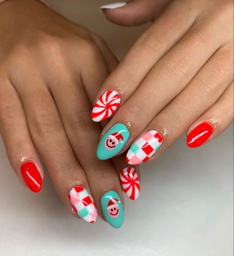 Christmas Nails Grinch Easy, Christmas Nails Colorful, Quirky Christmas Nails, Funky Christmas Nails Acrylic, Preppy Nails Christmas, Groovy Christmas Nails, Christmas Checkered Nails, Funky Christmas Nails Design, Christmas Nails Unique