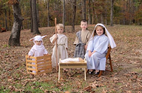 Live kid nativity - Merry Christmas everyone! Merry Christmas Everyone, Family Traditions, Christmas Photo Cards, Christmas Pictures, Picture Poses, Christmas Seasons, Christmas Fun, Nativity, Family Photos