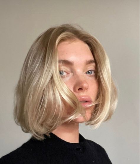 Blonde Bob Wavy Hair, Blonde Dyed Short Hair, Blonde Bob Balayage Short, Scandinavian Blonde Hair Short, Scandi Blonde Bob, Golden Blonde Short Hair, Shaggy Blonde Bob, Warm Beige Blonde Hair, Very Short Blonde Hair