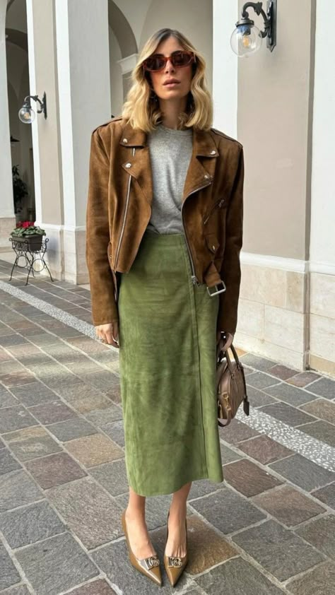 Olive Green Leather Dress Outfit, Green Suede Skirt Outfit, Natural Outfit, Suede Skirt Outfit, Leather Dress Outfit, Fashion Gone Rouge, Cold Fashion, Suede Outfit, Simple Summer Outfits