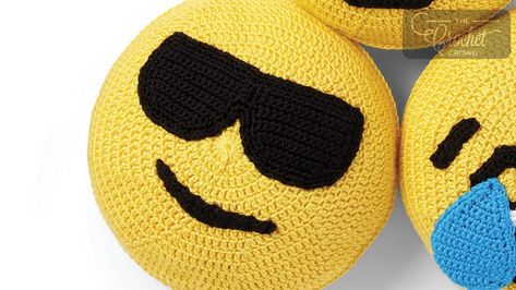 Crochet Sunglasses Emoji Pillow + Tutorial | The Crochet Crowd Crochet Emoji, Crochet Sunglasses, Smiley Face Pillows, Sunglasses Emoji, The Crochet Crowd, Emoji Patterns, Emoji Pillows, Pillow Patterns, Cool Emoji