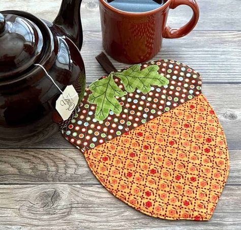 Thanksgiving Mug Rugs, Acorn Mug Rug Pattern, Hot Pads Diy, Crochet Ideas Aesthetic, Aesthetic Knit, Quilted Potholder Pattern, Autumn Quilts, Acorn Pattern, Fall Sewing Projects