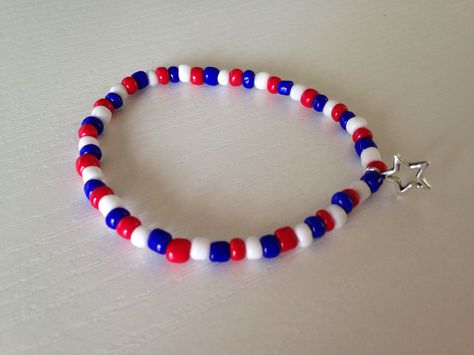 4th of July Diy Lace Earrings, Pulseras Kandi, Patriotic Bracelet, Simple Beaded Necklaces, Pony Bead Bracelets, Patriotic Jewelry, Friendship Bracelets Designs, Bead Charms Diy, Clay Bracelet