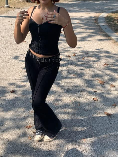 Emo Flare Jeans Outfit, Lowrisejeans Outfit Grunge, Summer Goth Outfits Women, Goth Outfit With Jeans, Jeans Goth Outfit, 2000s Black Outfits, Thirteen Movie Aesthetic Clothes, Alternative Outfits For School, Cvnty Outfits Women