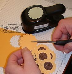 Sunflower punch art Scrapbook Punches, Paper Punch Art, Punch Art Cards, Sunflower Cards, Card Embellishments, Fun Folds, Card Making Tips, Craft Punches, Paper Punch