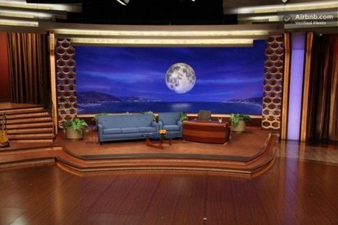 Set of Conan - Conan O'Brien's Late Night Talk Show in California. I figured out how to make the pattern of the oval things flanking the stage. I might make a headboard like that. Movie Themed Rooms, Conan Obrien, Mod Living Room, Ombre Wallpaper Iphone, How To Make Headboard, Tv Set Design, Late Night Show, Stage Set Design, Library Room