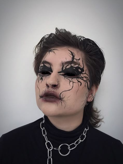 Dark Magic Makeup, Venom Inspired Makeup, Crazy Makeup Art, Mysterious Makeup, Dark Halloween Makeup, Halloween Makeup Looks Scary, Crazy Makeup Looks, Tree Makeup, Unconventional Makeup