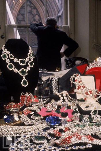 "People will stare. Make it worth their while." - Harry Winston ~1960 photo of Harry Winston and an array of jewels~ Harry Winston Jewelry, Lauren Hutton, Sparkle Jewelry, Harry Winston, Royal Jewels, Elizabeth Taylor, Fine Jewelry Gift, All That Glitters, Girls Best Friend