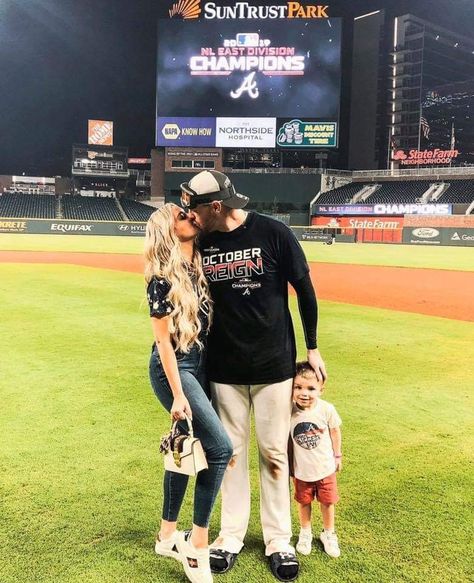 Mlb Wife, Baseball Wife, Baseball Couples, Relationship Bucket List, Baseball Family, Baseball Girlfriend, Family Aesthetic, Atlanta Braves Baseball, Couple Ideas