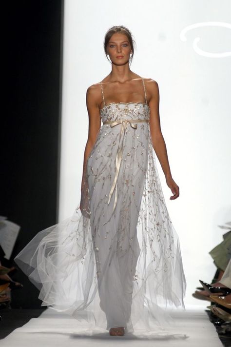 2005 Runway Fashion, 2011 Dresses, Global Interior Design, Dress Coquette, Daria Werbowy, Travel Humor Quotes, Runway Gowns, Prom Dress Inspo, Haute Couture Gowns