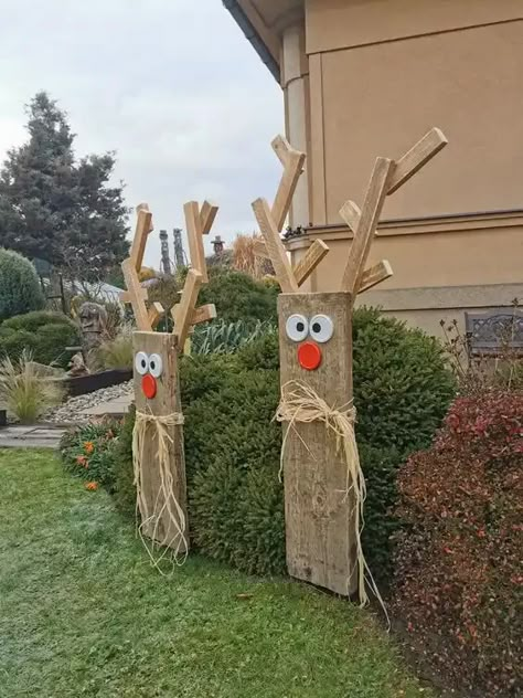 90+ Easy DIY Outdoor Christmas Decorations - HubPages Decoracion Navidad Diy, Christmas Diy Wood, Outside Christmas Decorations, Wooden Reindeer, Wooden Christmas Crafts, Christmas Yard Decorations, Christmas Decorations Diy Outdoor, Wood Projects Diy, Christmas Decorations Diy