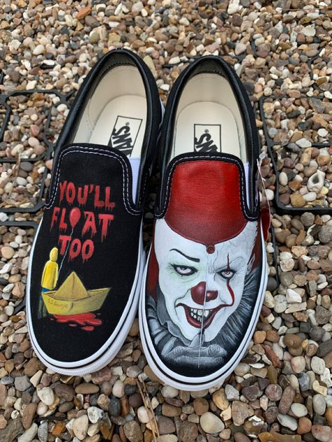 Chucky Painted Shoes, Halloween Painted Shoes, Pennywise Custom Shoes, Horror Shoes Diy, Pennywise Shoes, Pennywise Painting, Horror Painted Shoes, Beetlejuice Painted Shoes, Custom Painted Vans