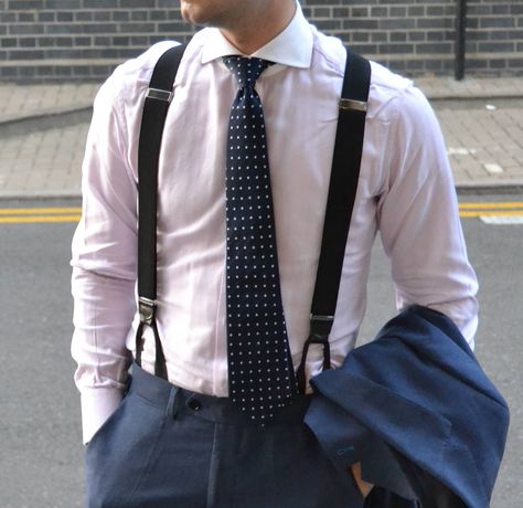 contrasting collar, black braces and tie with small dots Suspenders Men Fashion, Suspenders Fashion, Suspenders Men, Mens Formal Wear, Classy Men, Wedding Attire Guest, Mens Formal, Mens Fashion Suits, Gentleman Style