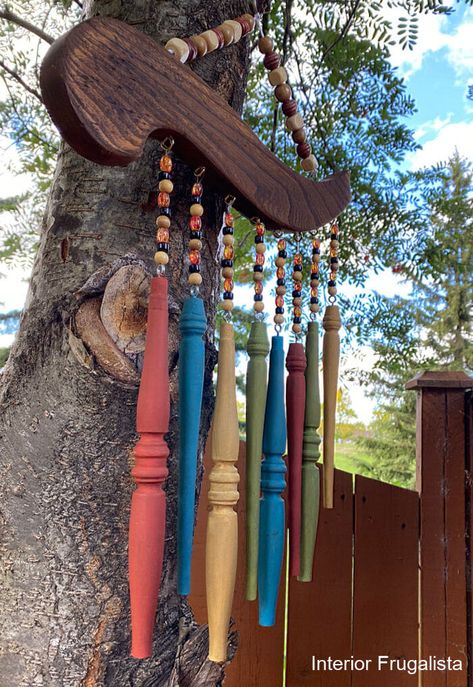 How to repurpose salvaged spindles and an arm from an old wooden chair into rustic outdoor chair spindle wind chimes that cost very little to make. Wood Wind Chimes Handmade, Spindle Wind Chimes, Spindle Crafts Garden Art, Repurposed Wooden Chairs, Repurposed Fan Blades, Antique Repurposed Ideas, Unique Yard Decor, Chair Spindles Repurposed, Diy Outdoor Patio Decor