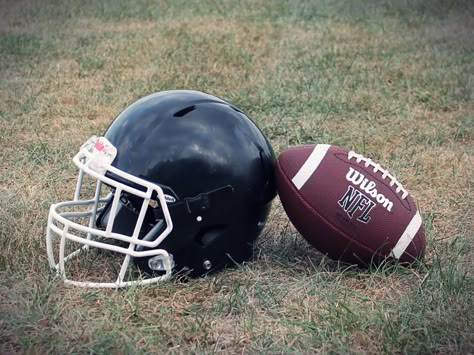 Football Injury Aesthetic, Football Helmet Aesthetic, American Football Photography, Futbol Americano Aesthetic, Football Season Aesthetic, American Football Aesthetic, Injury Aesthetic, Books Core, 80s Slasher