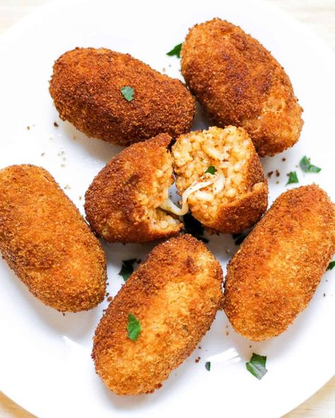 Italian Supplì Recipe (Risotto Rice Croquettes) Italian Appetizer Recipes, Rice Croquettes, Recipe Risotto, Antipasto Platter Italian, Eggplant Rollatini Recipe, Pickled Eggplant, Bruschetta Appetizer, Italian Recipes Appetizers, Italian Appetizer