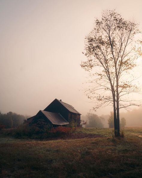 Kyle McGahey on Instagram: “Sunrise in New Hampshire 🌄 .⁣ .⁣ .⁣ .⁣ .⁣ ⁣ #cinesomnia #photocinematic #photocinematica #forthetones #cinematicmodeon #cineminer…” Chris Hansen, Watercolor Projects, Foggy Morning, Landscape Photography Nature, A Barn, Old Barn, Photography Techniques, Light Painting, Cool Lighting