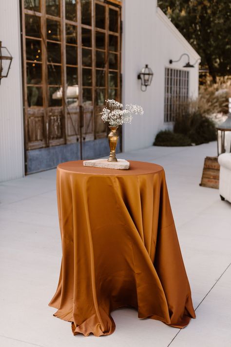 This wedding color palette is epic! Burnt orange, rosewood, cream, gray and blues, light orange, whites, and creams were perfect combinations. All the colors were generously spread out between the wedding reception decor, and wedding ceremony. So I can only conclude that the secret to livening up autumnal weddings weddings is blending in all the right colors. Hydrangeas, roses, mums, and carnations were also used to give a textured look for this fall wedding | Erin Morrison Photography Fall Wedding Cocktail Table Decor, Burnt Orange Party Decor, Burnt Orange Weddings Decorations, Burnt Orange Aesthetic, Farewell Dance, Cocktail Table Decor, Neutral Wedding Decor, Marble Quarry, White And Gold Wedding Cake