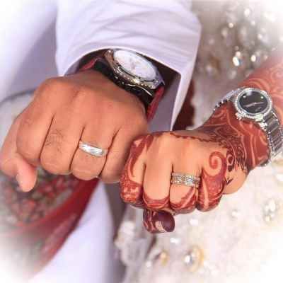 Engagement Hand, Engagement Photography Poses, Couple Holding Hands, Couple Hands, Rings Ceremony, Cute Muslim Couples, Hand Pictures, Bride Photography, Wedding Photos Poses