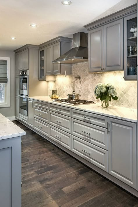 Gray Cabinets White Countertops, Grey Cabinets White Countertops, Cabinets With White Countertops, Light Grey Kitchen Cabinets, Light Grey Kitchens, Makeover Kitchen, Grey Kitchen Designs, Gray And White Kitchen, Kitchen Backsplash Designs