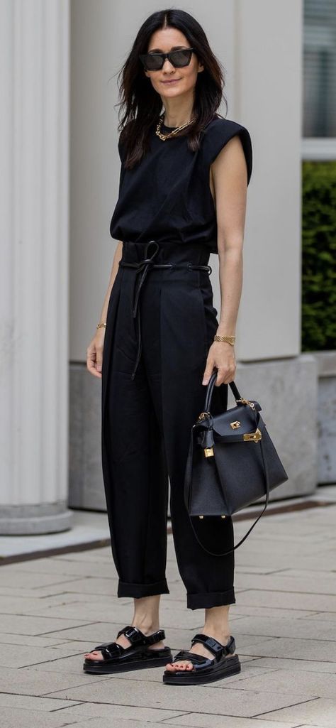 Minimal Summer Outfits, Black Sandals Outfit, European Travel Outfit, Photographer Outfit, Simple Street Style, Outfits Of The Week, Hermes Fashion, Style Parisienne, Sandals Outfit