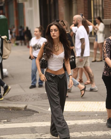 Aesthetic Baggy Pants, Late 2000s Fashion, Spring Outfits College, City Fits, Y2k Lace Top, Nyc Fits, Clean Girl Aesthetic, 2000s Outfits, City Outfits