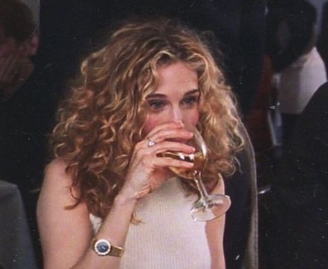 The City Aesthetic, Carrie Bradshaw Hair, Milkshake Hair Products, Tortoise Hair, Curly Hair Photos, Curly Hair Inspiration, Carrie Bradshaw, Hair Envy, Dream Hair