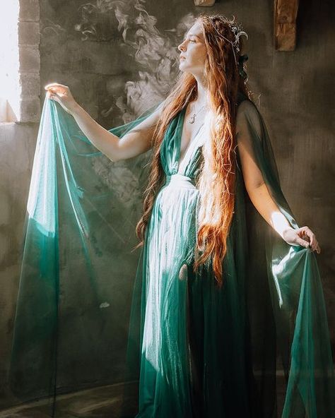 Scarlett O Hair, Prom Dresses With Cape, Ethereal Princess, Prom Long, Bride Photography, Costume Drama, Pretty Prom Dresses, Cape Dress, Tulle Prom Dress