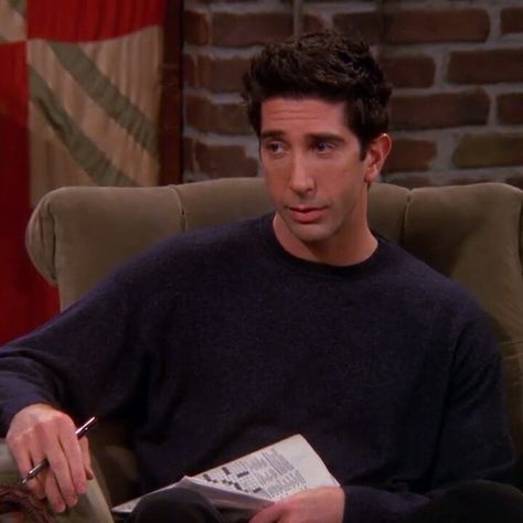 Ross Geller Outfits, Ross Friends, Travel Songs, Friends Best Moments, Ross And Rachel, Funny Photoshop, David Schwimmer, Ross Geller, Friends Cast