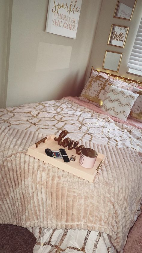 Pink Cream And Gold Bedroom, White Pink And Gold Bedroom, Bedroom Ideas Pink And Gold, Pink White And Gold Bedroom, Gold And Pink Room, Pink And Gold Bedding, Pink And Gold Room, Cream And Gold Bedroom, Pink Gold Bedroom