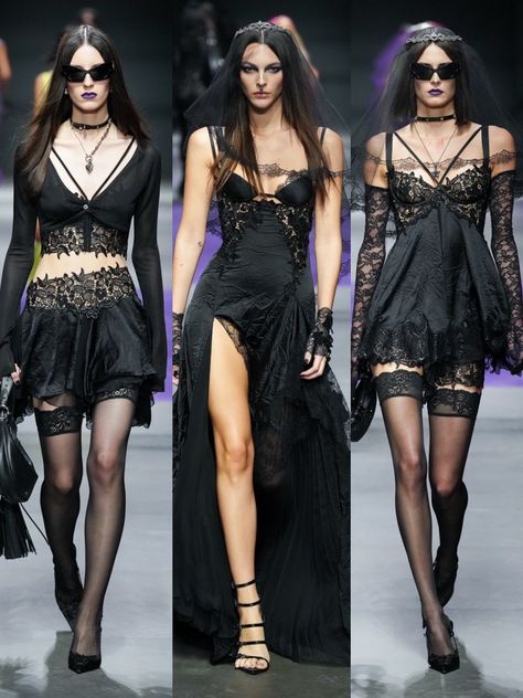 Succubus Chic, Versace Ss23, Model Runway, Runway Outfits, Clueless Outfits, Dark Outfits, September 2022, Mode Inspo, Runway Models