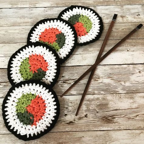 CROCHET PATTERN, Sushi Coasters, California Roll - Etsy Canada Crochet Cup Coaster, Confection Au Crochet, California Roll, Crochet Coaster Pattern, Crochet Design Pattern, Crochet Food, Beginner Crochet Projects, Crochet Home Decor, Cup Coaster