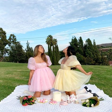 Selkie ™ on Instagram: “It’s a puff date party! @tammy.tot @r.achelkang pour the tea please!” Bridgerton Dresses, Selkie Dress, Old Money Summer Outfits, Old Money Summer, Chique Outfit, Puffy Dresses, Puff Dress, Fairytale Dress, Mode Ootd