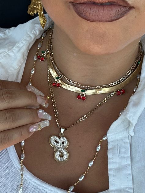 Gold Latina Aesthetic, Dominican Jewelry, Latina Necklace Aesthetic, Latina Accessories, Latina Gold Jewelry Aesthetic, Mexican Style Jewelry, Sade Girls Aesthetic Jewellery, Virgencita Aesthetic, Sade Jewelry Aesthetic