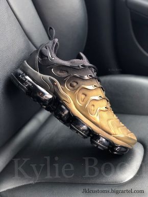 Image of GOLD DIPPED Nike VaporMax Plus Nike Vapormax Plus, Basket Nike, Custom Nike Shoes, Nike Vapormax, Nike Air Shoes, Nike Shoes Air Max, Fresh Shoes, Hype Shoes, Gym Shoes