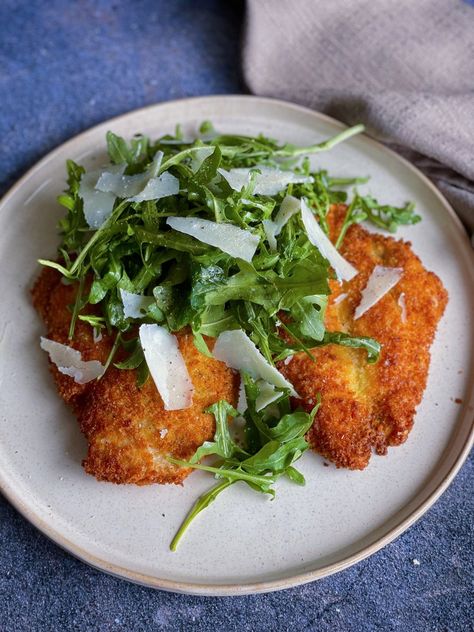 Crispy Parmesan Chicken w/ Arugula Salad — Rockin Meals Whisper Of Yum, Lemony Vinaigrette, Crispy Parmesan Chicken, Turkey Dinners, Arugula Salad Recipes, Pear Salad, Eating At Night, Fennel Salad, Crispy Fried Chicken